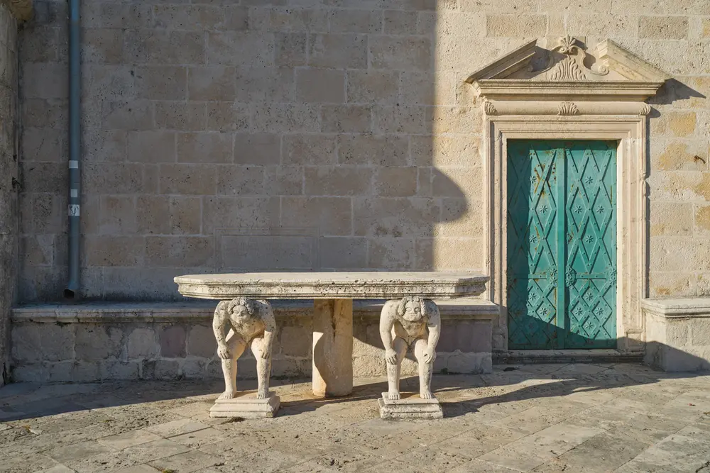 2026-06-12_perast_green-door-stone-bench_dsc06220.jpg
