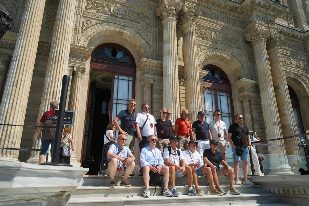 2026-06-06_istanbul_palace-entrance-tour-group_dsc02693.jpg