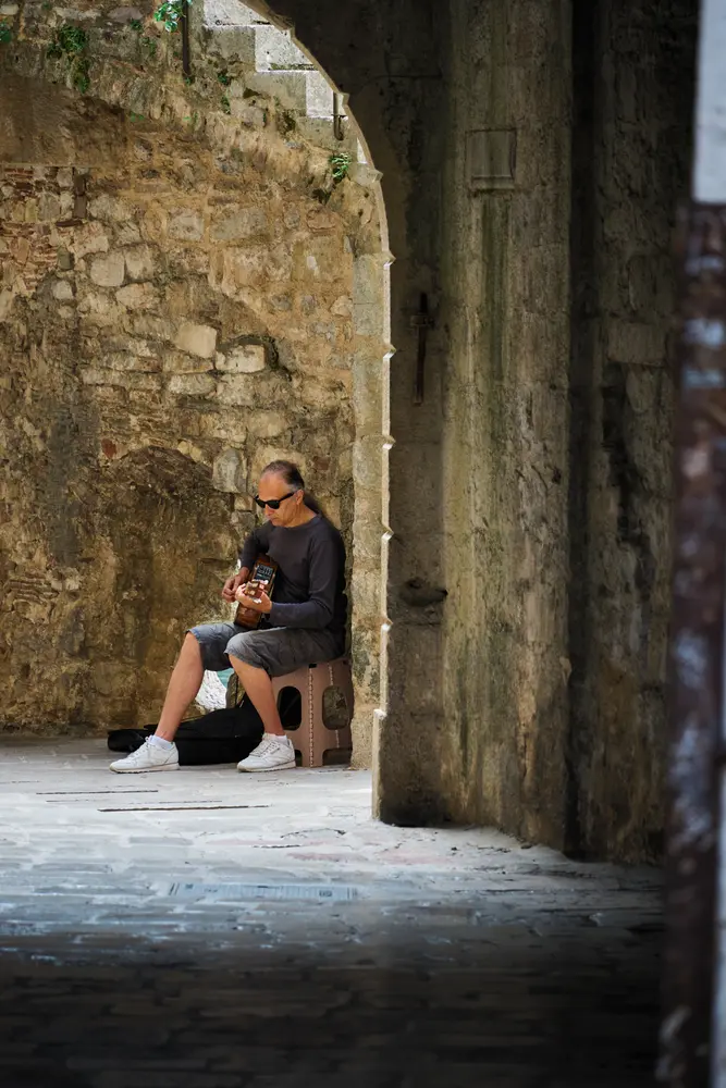 2026-06-12_kotor_traveler-in-stone-archway_dsc05923.jpg