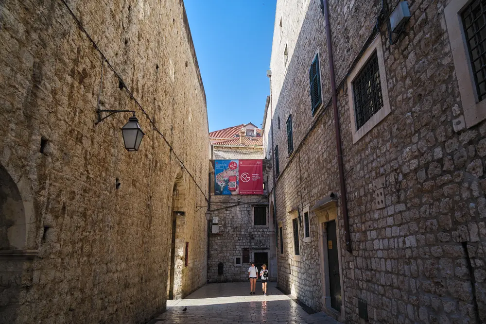 2026-06-10_dubrovnik_narrow-stone-alley_dsc04825.jpg