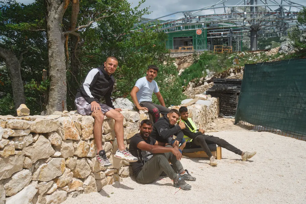 2026-06-12_kotor_group-resting-on-wall_dsc06102.jpg
