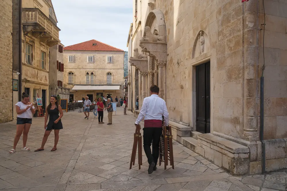 2026-06-14_korcula_cathedral-square-passersby_dsc07139.jpg
