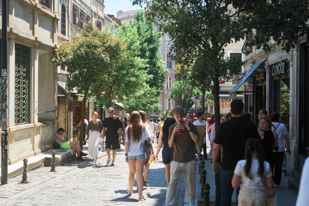 2026-06-06_istanbul_sunlit-shopping-street_dsc02994.jpg