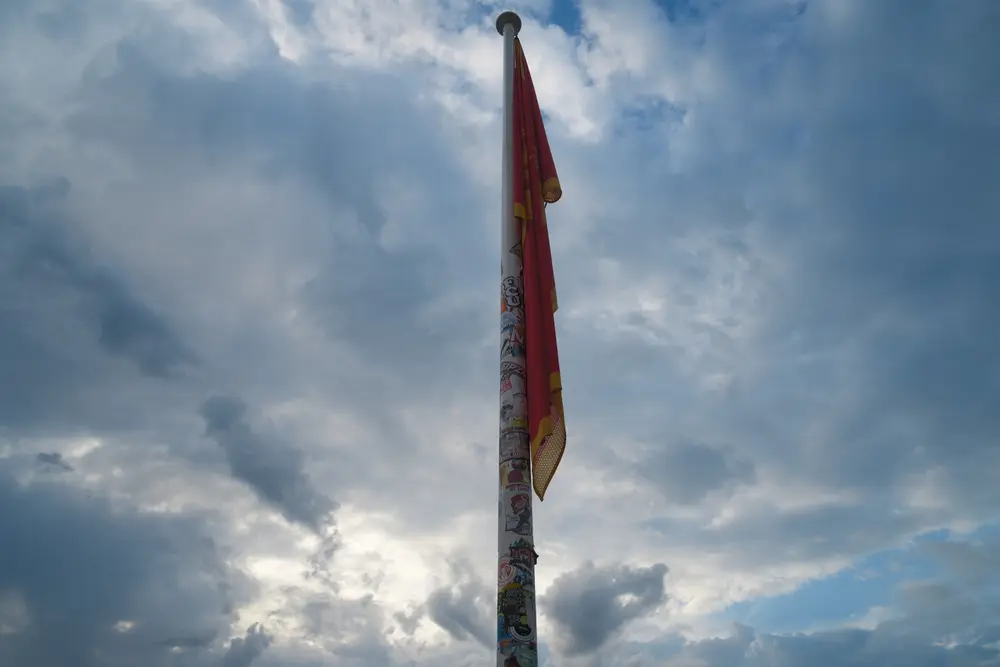 2026-06-11_kotor_flag-against-clouds_dsc05794.jpg