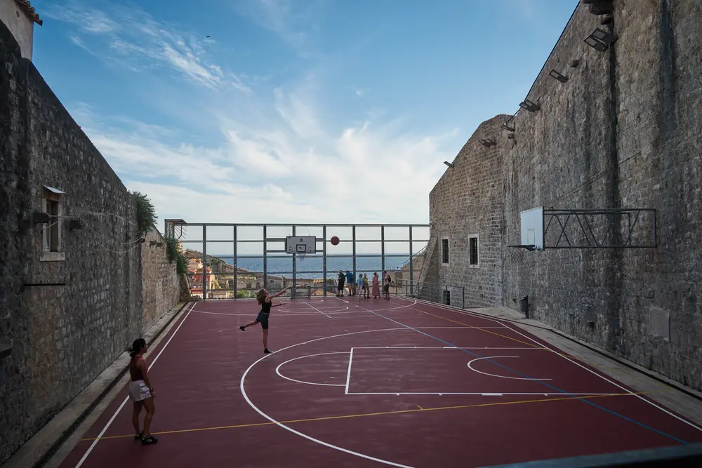 2026-06-15_dubrovnik_basketball-court-by-walls_dsc07759.jpg