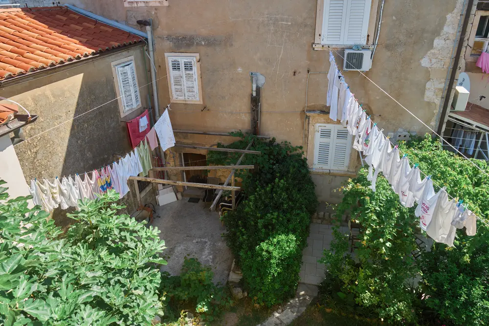 2026-06-10_dubrovnik_laundry-in-back-courtyard_dsc05011.jpg