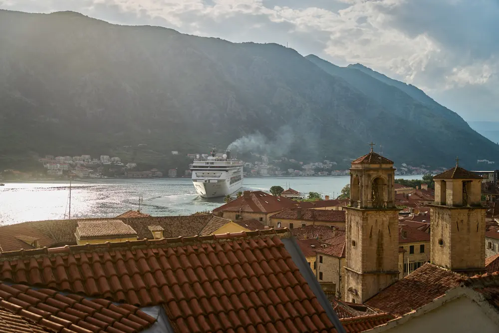 2026-06-11_kotor_rooftops-and-cruise-ship_dsc05648.jpg