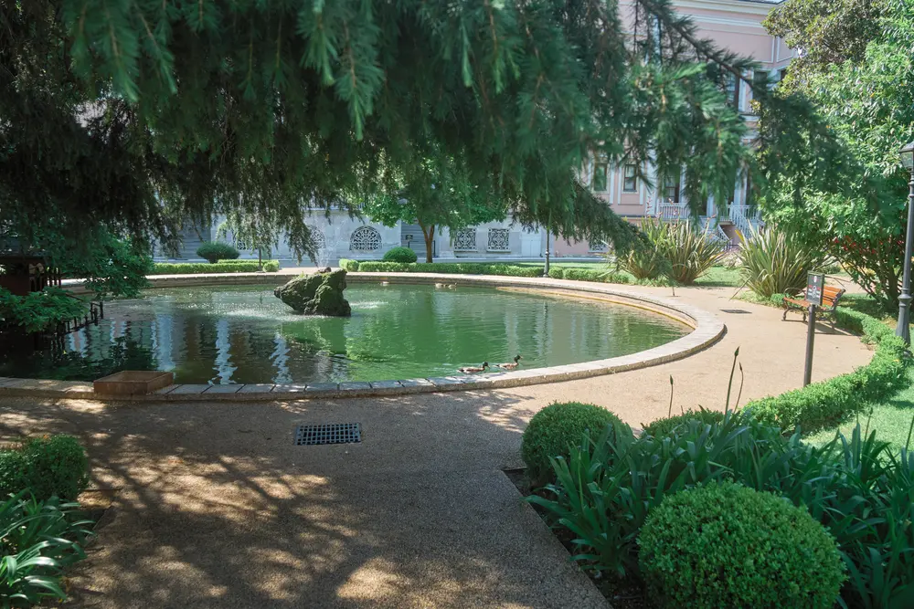 2026-06-06_istanbul_palace-garden-pool_dsc02728.jpg
