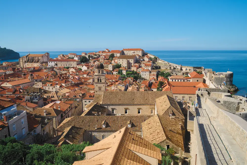 2026-06-10_dubrovnik_rooftops-along-city-walls_dsc04953.jpg