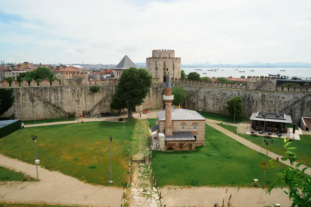 2026-06-09_istanbul_fortress-courtyard-lawn_dsc04704.jpg