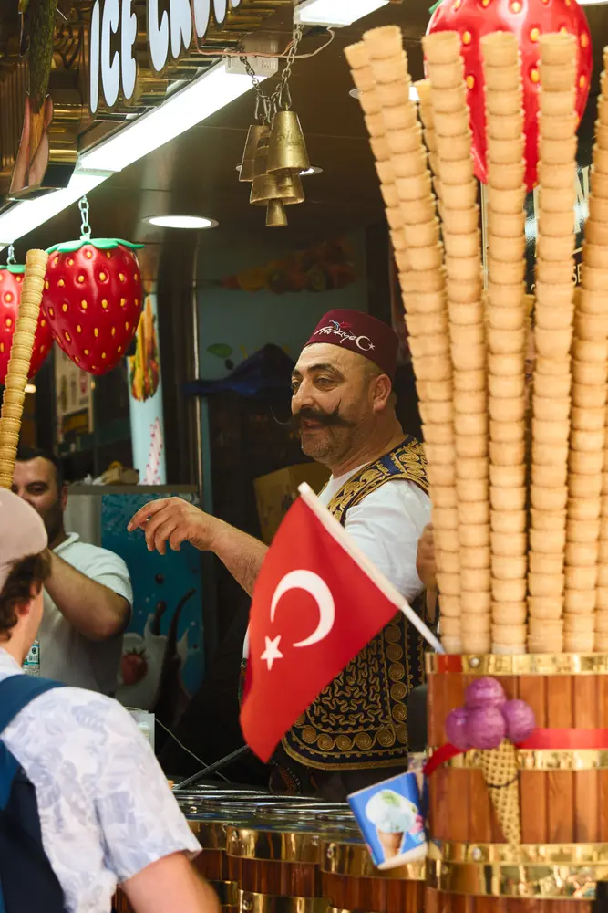 2026-06-06_istanbul_ice-cream-vendor-stand_dsc03192.jpg