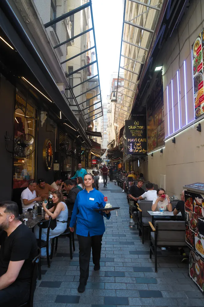2026-06-06_istanbul_narrow-cafe-alley_dsc02911.jpg