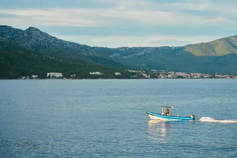 2026-06-14_korcula_small-boat-on-channel_dsc07166.jpg