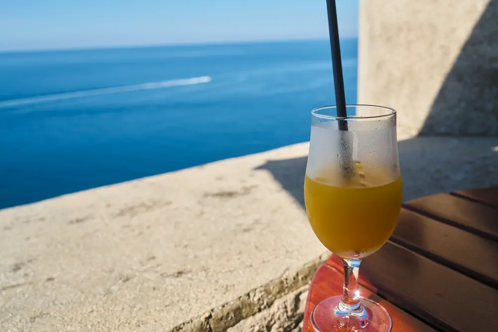 2026-06-10_dubrovnik_orange-juice-on-wall-cafe_dsc05023.jpg
