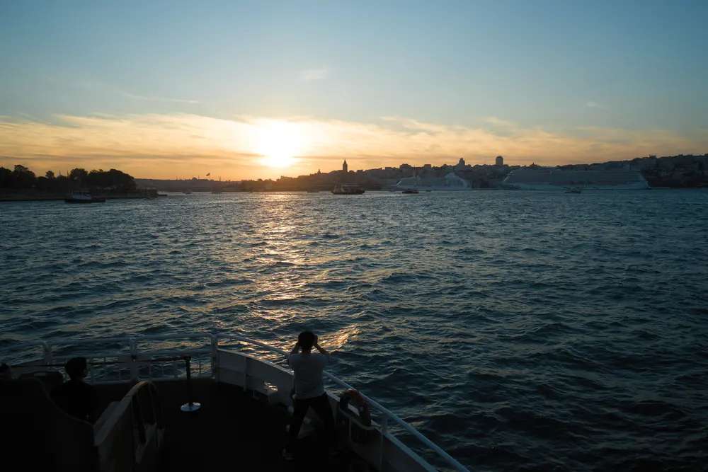 2026-06-06_istanbul_sunset-from-ferry-bow_dsc03577.jpg