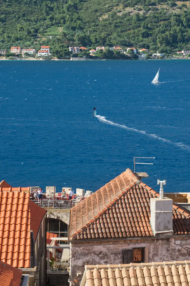 2026-06-13_korcula_sailboat-beyond-the-roofs_dsc06632.jpg