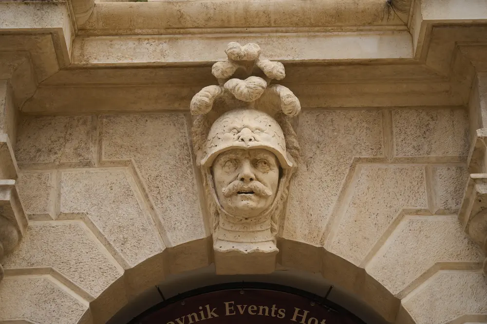 2026-06-15_dubrovnik_carved-head-above-doorway_dsc07650.jpg