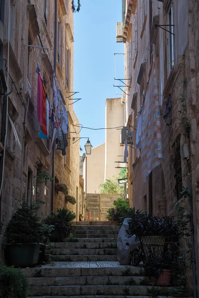 2026-06-10_dubrovnik_stepped-alley-laundry_dsc05087.jpg