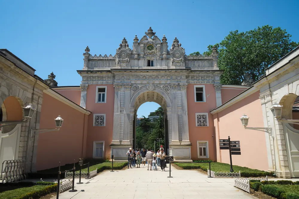 2026-06-06_istanbul_palace-arched-gateway_dsc02818.jpg