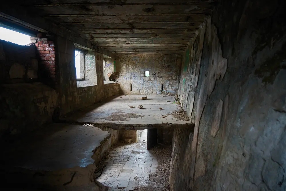 2026-06-11_kotor_abandoned-fortress-interior_dsc05784.jpg