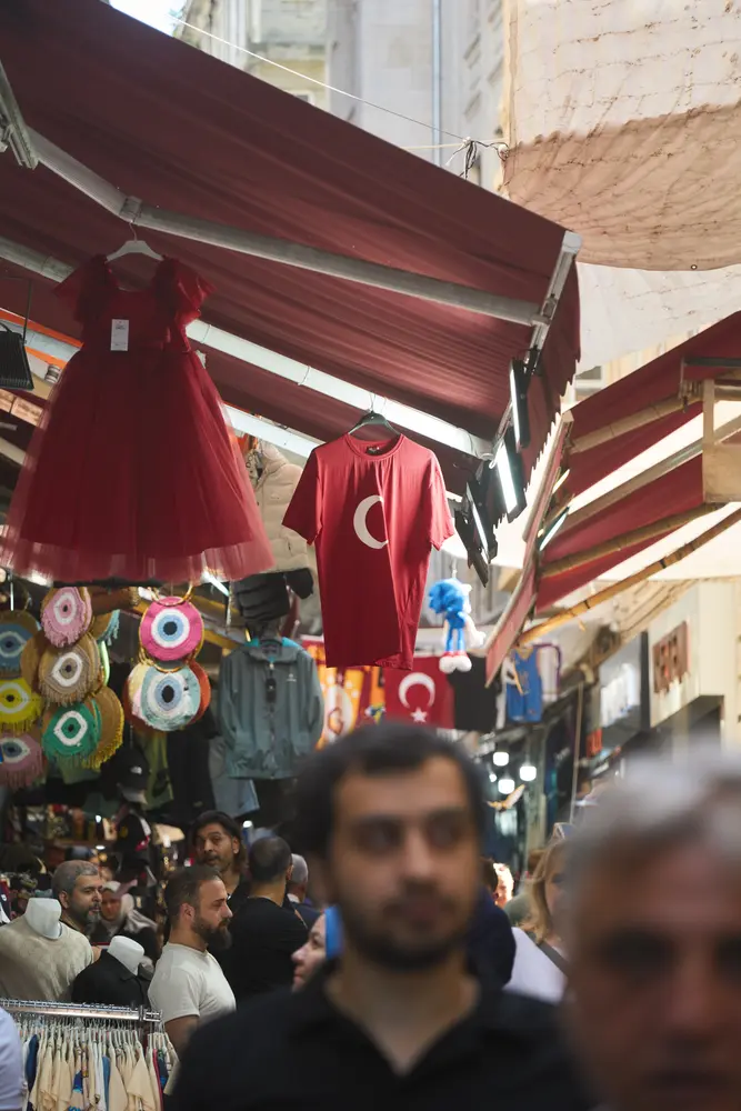 2026-06-06_istanbul_bazaar-street-crowd_dsc03175.jpg