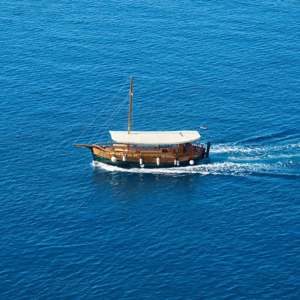 2026-06-10_dubrovnik_wooden-sailboat-on-sea_dsc05022.jpg