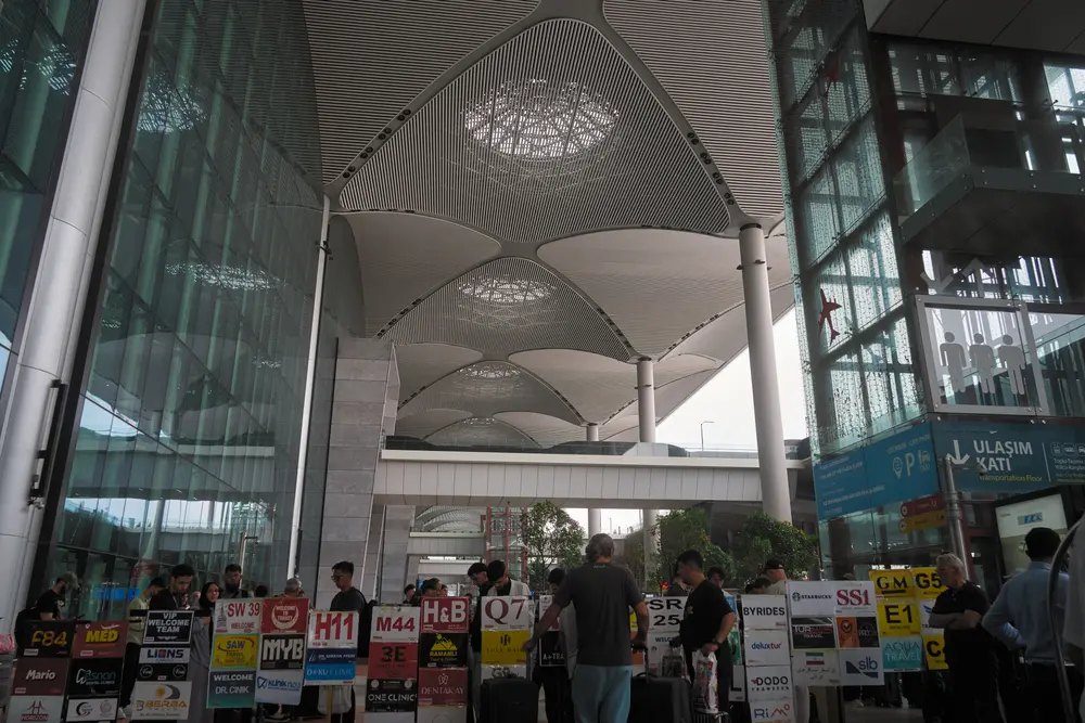 新空港の黄色い柱廊
