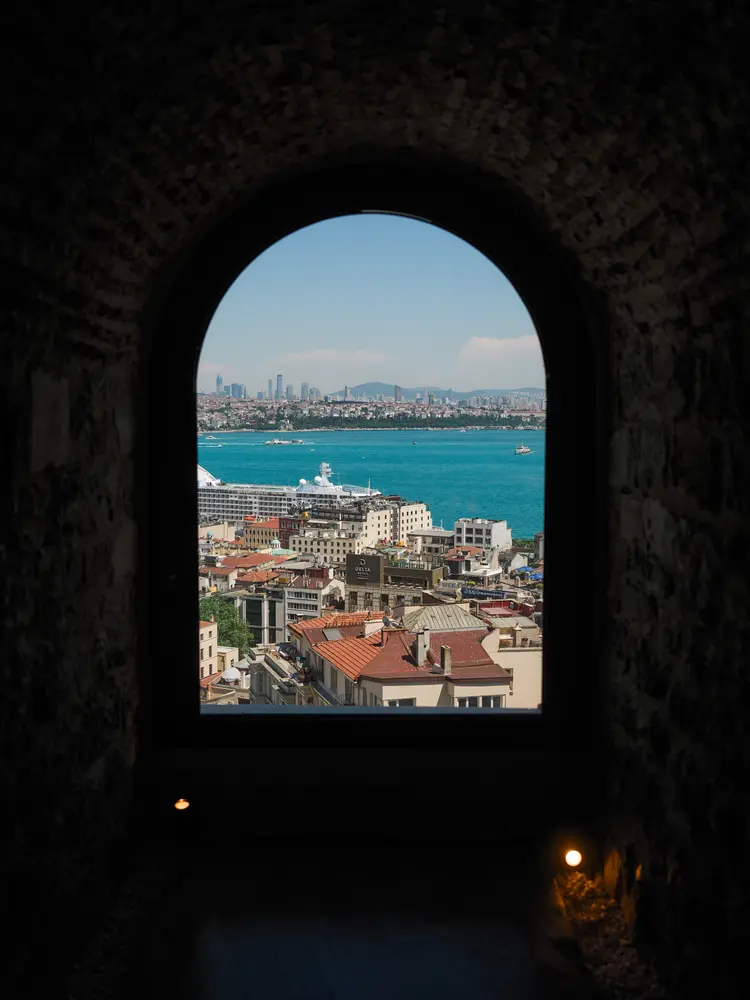 2026-06-06_istanbul_arched-window-city-view_dsc03075.jpg