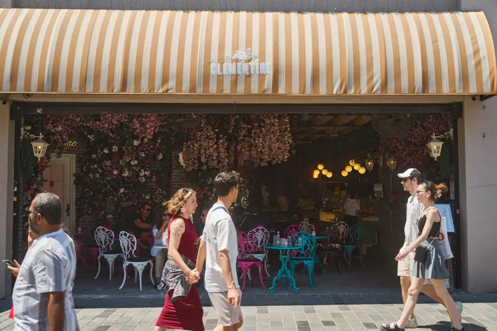 2026-06-06_istanbul_flower-covered-cafe-front_dsc02993.jpg