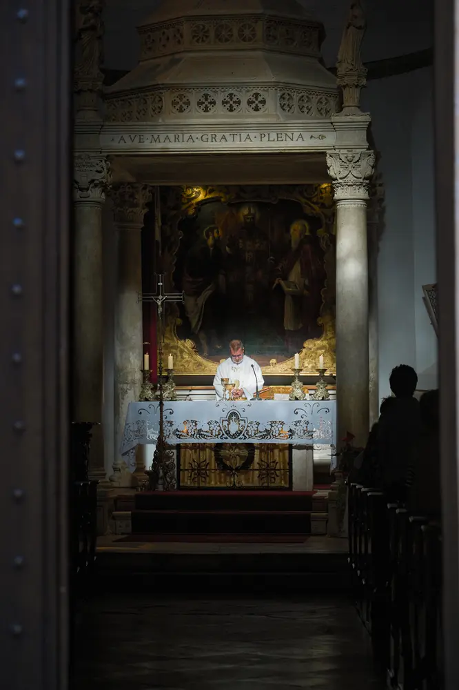 2026-06-13_korcula_dim-church-interior-altar_dsc06675.jpg