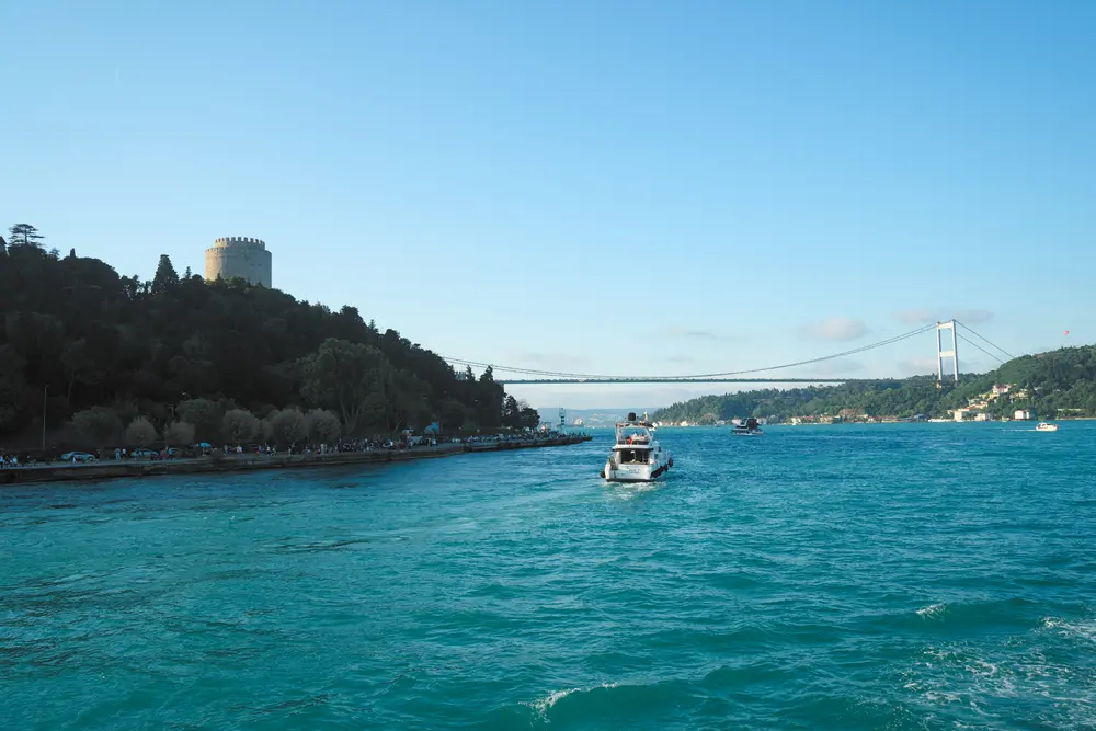 2026-06-06_istanbul_bosphorus-bridge-distant_dsc03407.jpg