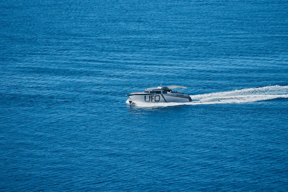2026-06-10_dubrovnik_speedboat-wake-blue-sea_dsc05026.jpg