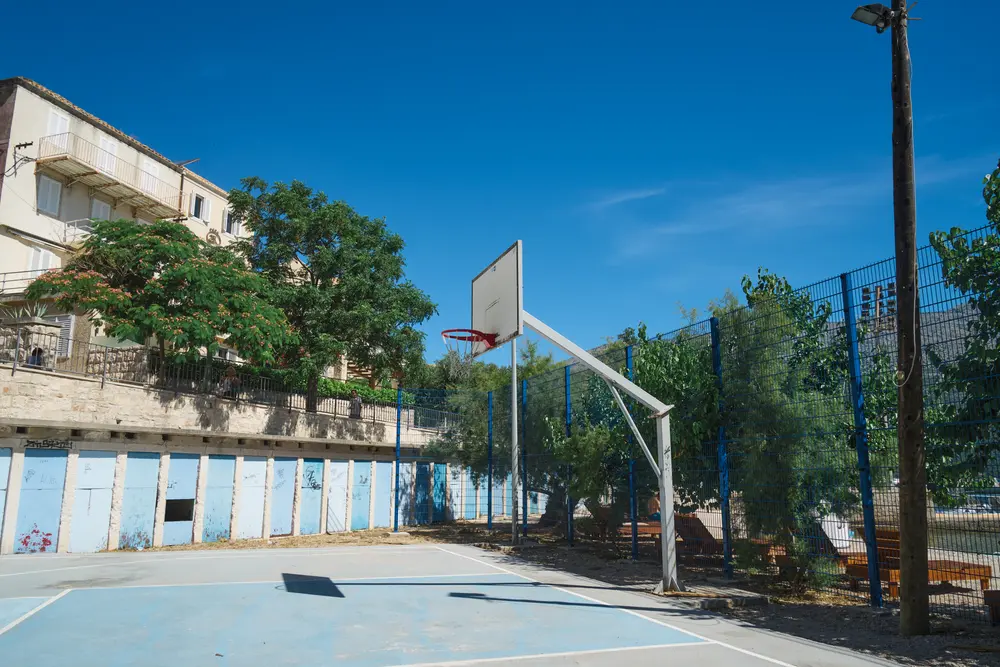 2026-06-14_korcula_empty-basketball-court_dsc06943.jpg
