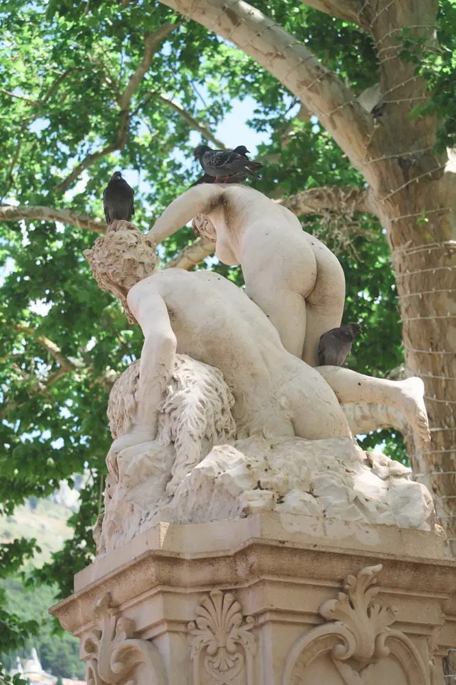 2026-06-15_dubrovnik_stone-statue-under-tree_dsc07546.jpg