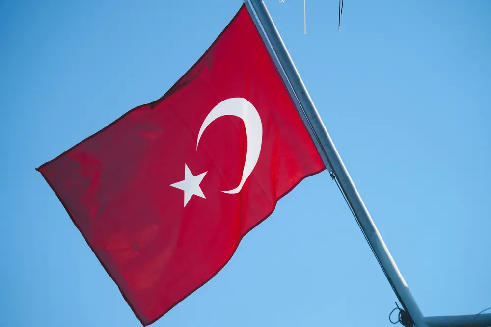 2026-06-06_istanbul_turkish-flag-on-ferry_dsc03229.jpg