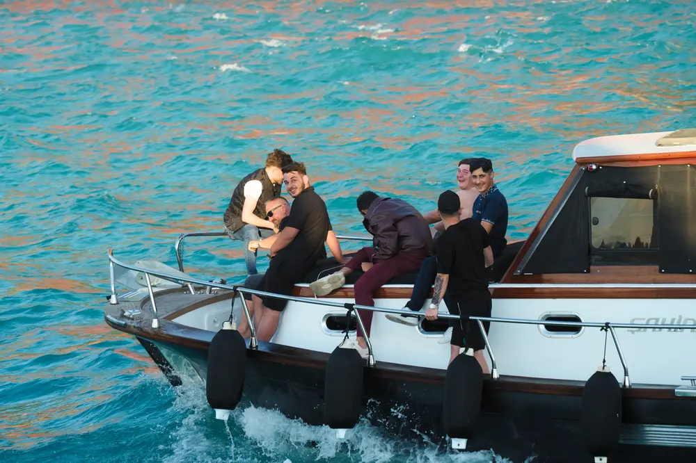 2026-06-06_istanbul_passengers-on-speedboat_dsc03443.jpg