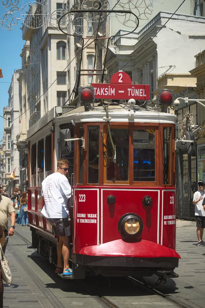 2026-06-06_istanbul_nostalgic-tram-on-istiklal_dsc02968.jpg