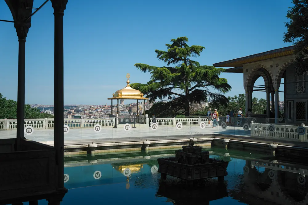 2026-06-07_istanbul_topkapi-terrace-pool_dsc03734.jpg
