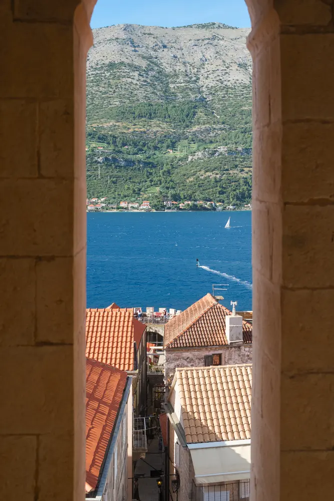 2026-06-13_korcula_harbor-view-between-columns_dsc06630.jpg