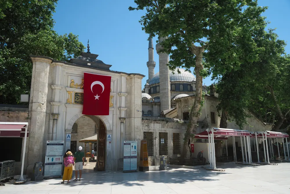 2026-06-08_istanbul_mosque-courtyard-gate_dsc04302.jpg