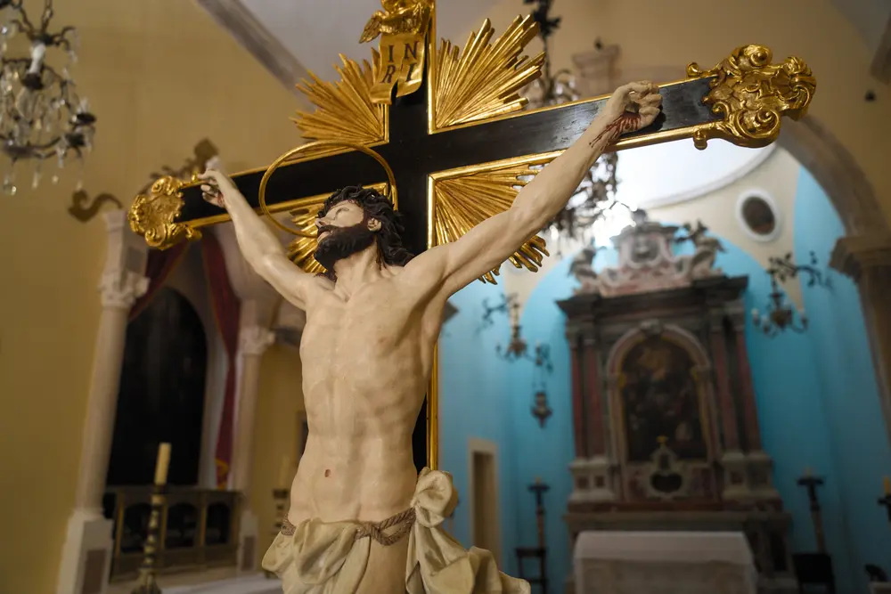 2026-06-13_korcula_gilded-crucifix-in-church_dsc06581.jpg