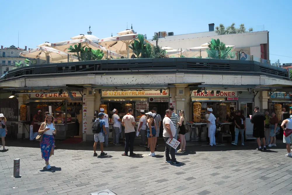 2026-06-06_istanbul_taksim-street-eateries_dsc02891.jpg