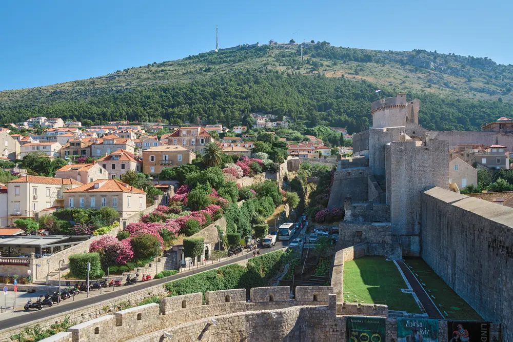 2026-06-10_dubrovnik_walls-and-green-hillside_dsc04976.jpg