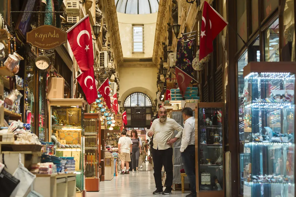 2026-06-06_istanbul_shopping-arcade-with-flags_dsc02931.jpg