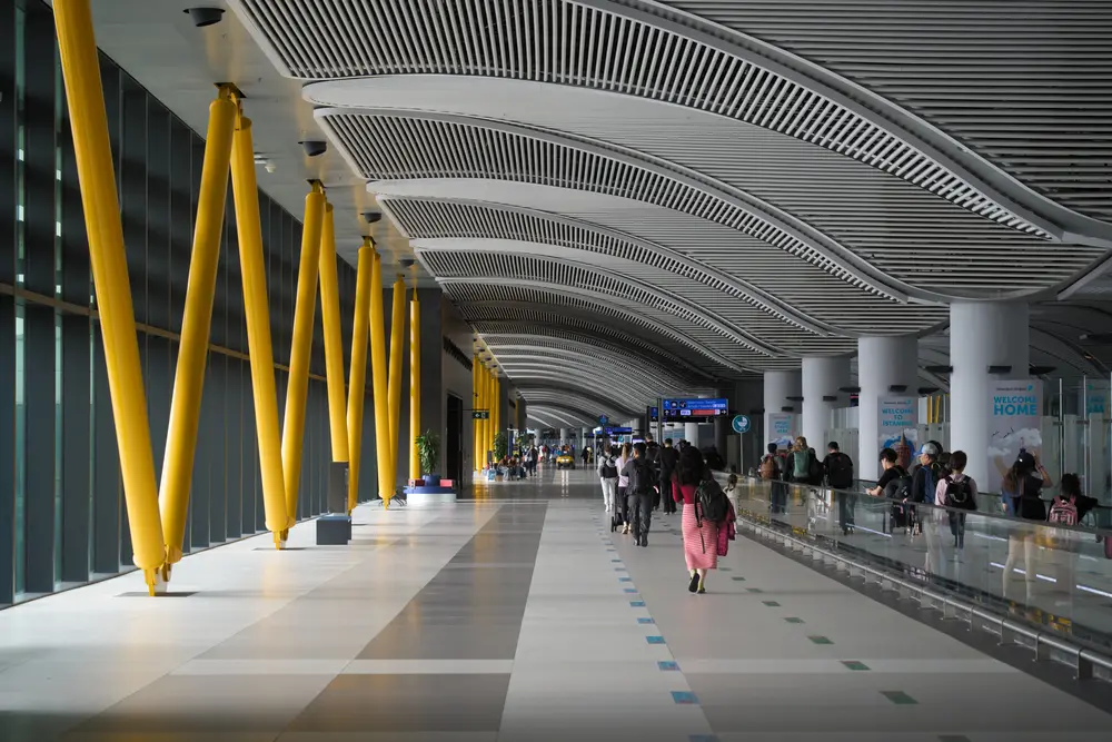 新空港の黄色い柱廊