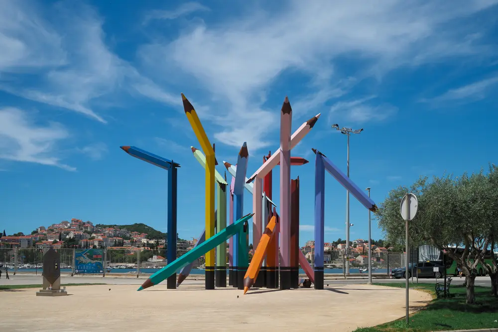 2026-06-13_dubrovnik_giant-pencil-sculpture_dsc06542.jpg