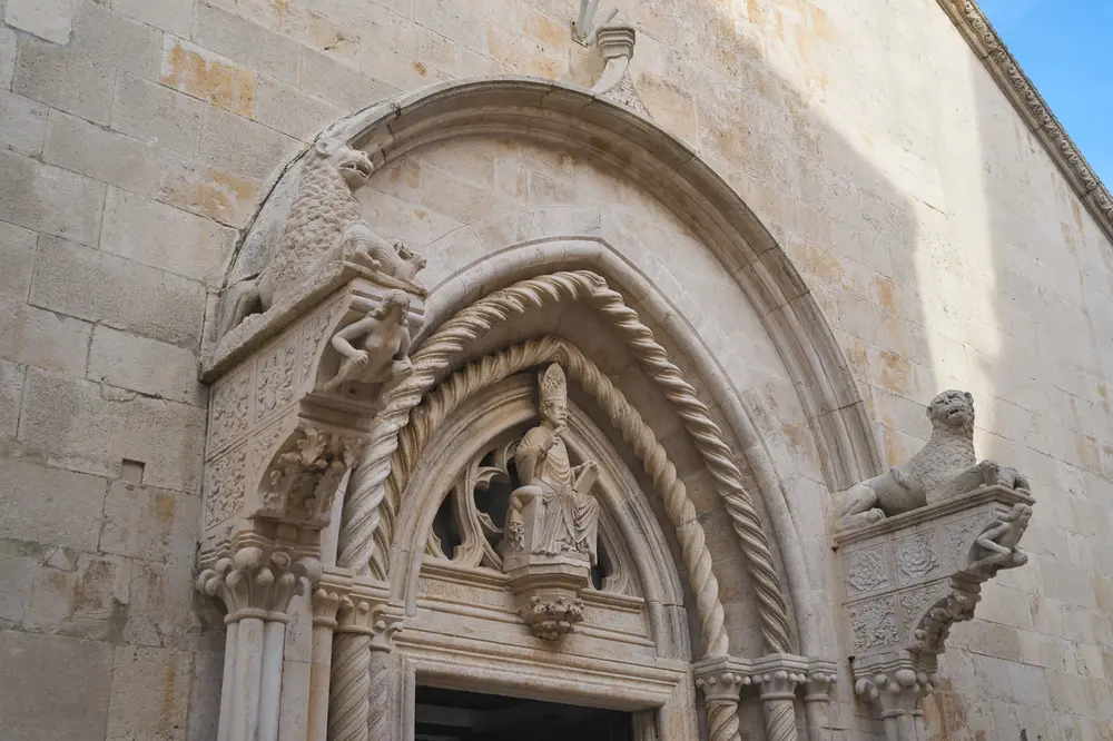 2026-06-14_korcula_carved-portal-arch_dsc07150.jpg