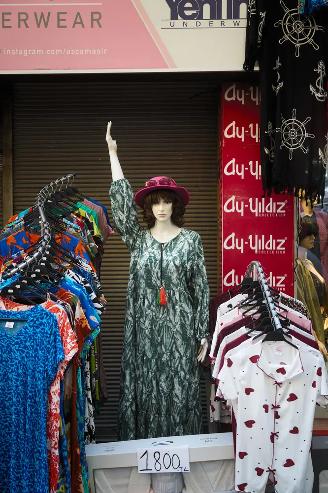 2026-06-06_istanbul_dress-shop-mannequins_dsc03177.jpg