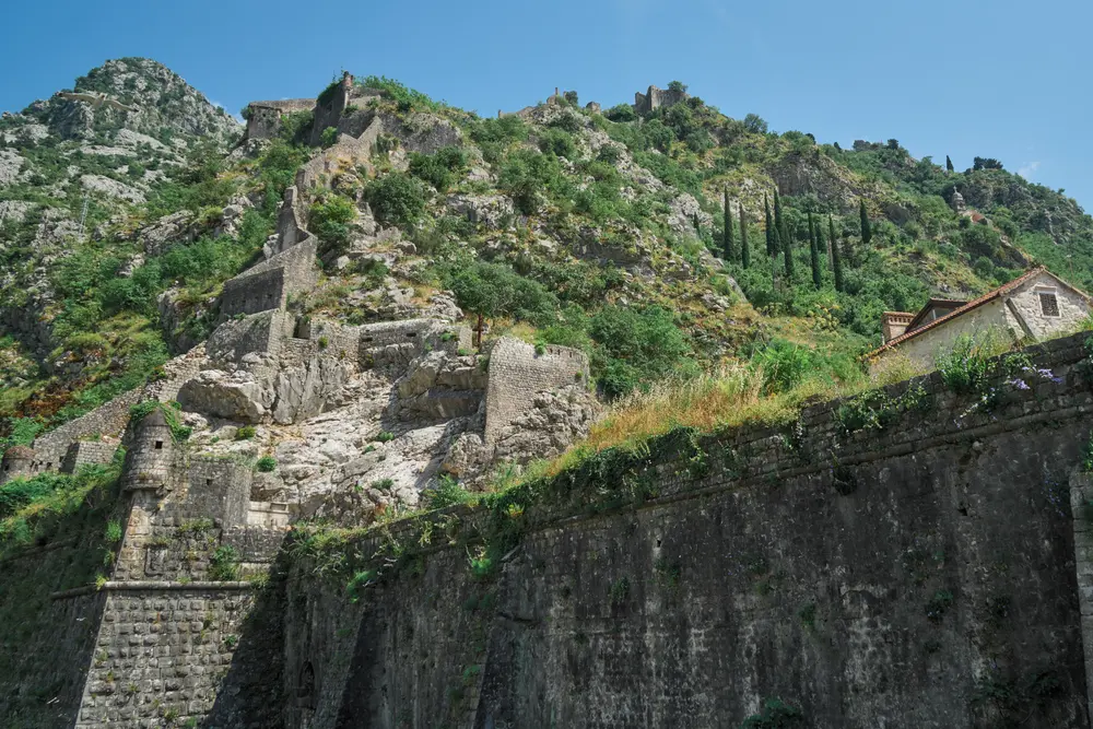2026-06-11_kotor_hillside-fortress-walls_dsc05585.jpg