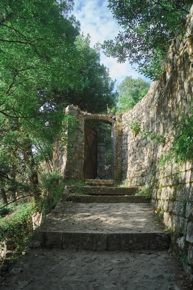 2026-06-11_kotor_stone-gate-on-trail_dsc05660.jpg